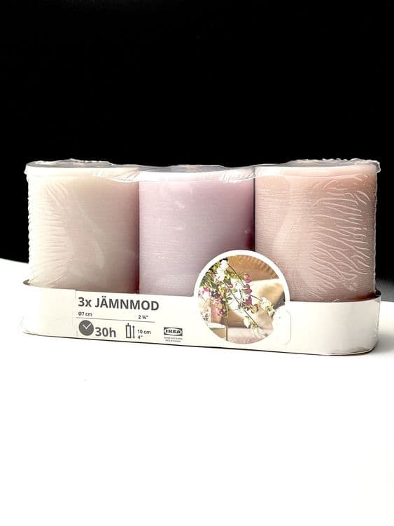 SKU: 10502223 JÄMNMOD, 105.022.23 Ароматична свічка, запашний горошок/фіалка, 30 годин - Image 1