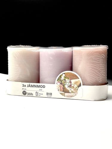 SKU: 10502223 JÄMNMOD, 105.022.23 Ароматична свічка, запашний горошок/фіалка, 30 годин - Image 1